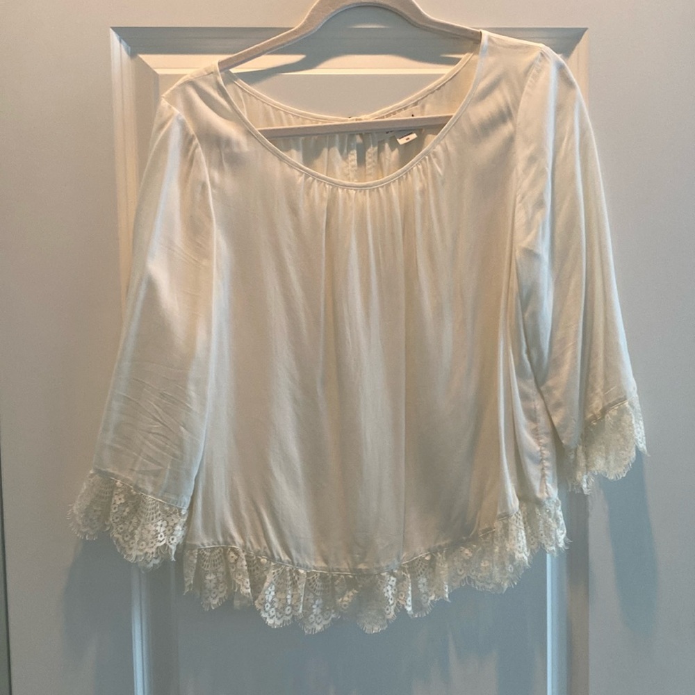 Splendid white blouse with lace at sleeve and hem - size XS